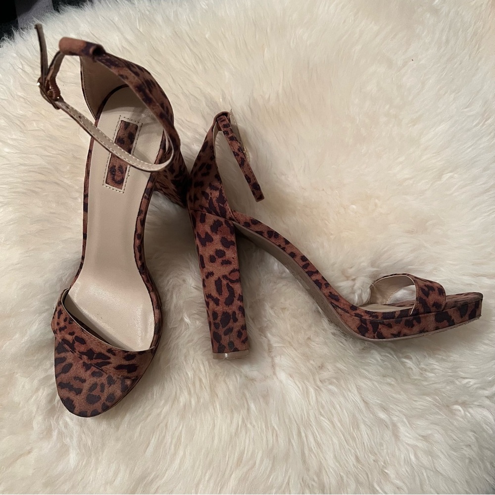 LEOPARD ANKLE STRAP SANDAL:Size 8:Forever 21